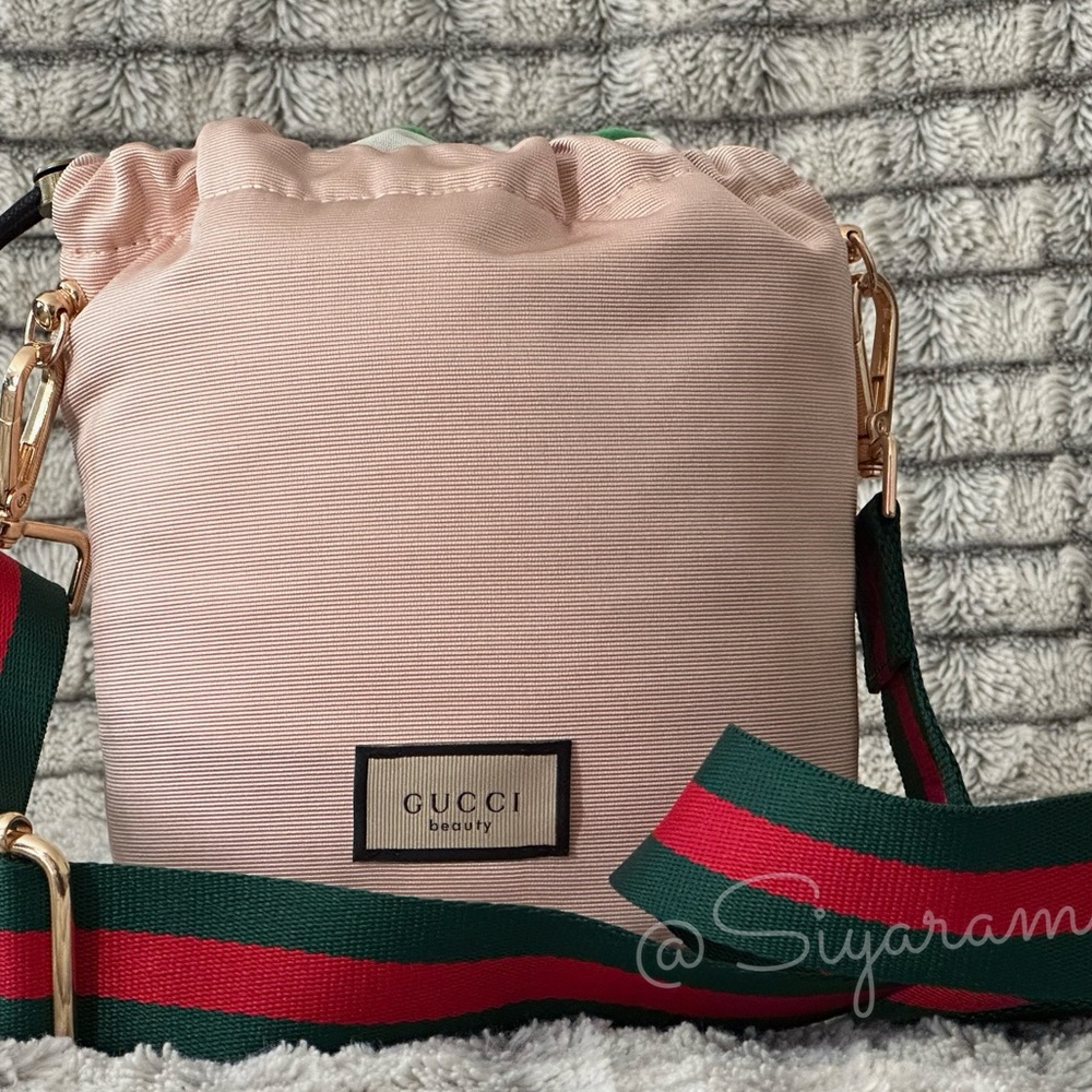 New Gucci drawstring closure bucket / cosmetic / Toiletry bag - Picture 3 of 7